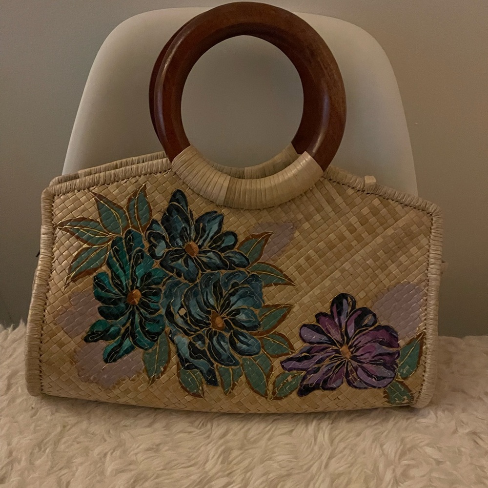 👜👜Handmade braided bag. Handle is wood. Hand painting flowers designs.👜👜